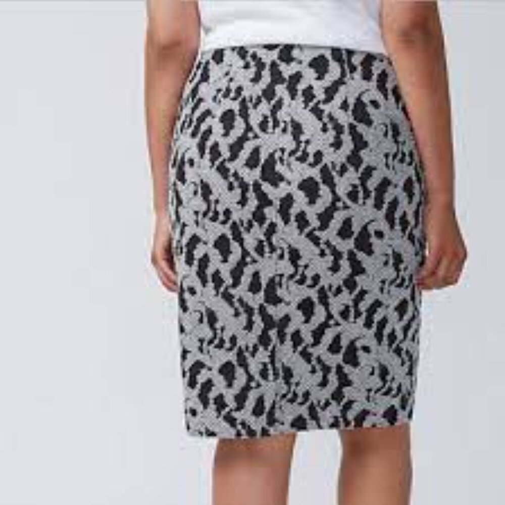 Lane Bryant Black and White Patterned Skirt 40% Rayon & Cotton .Size 22.